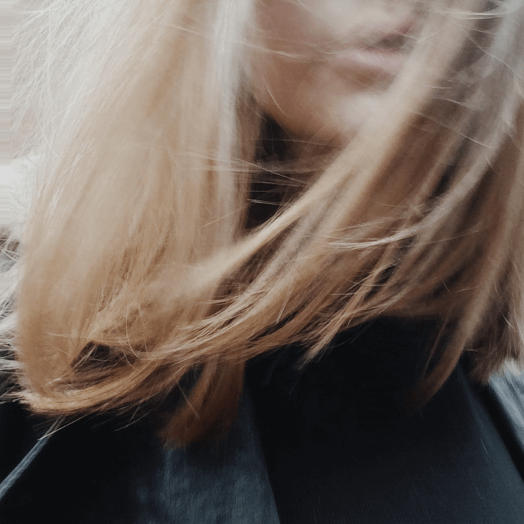 Блондинка с каре без лица