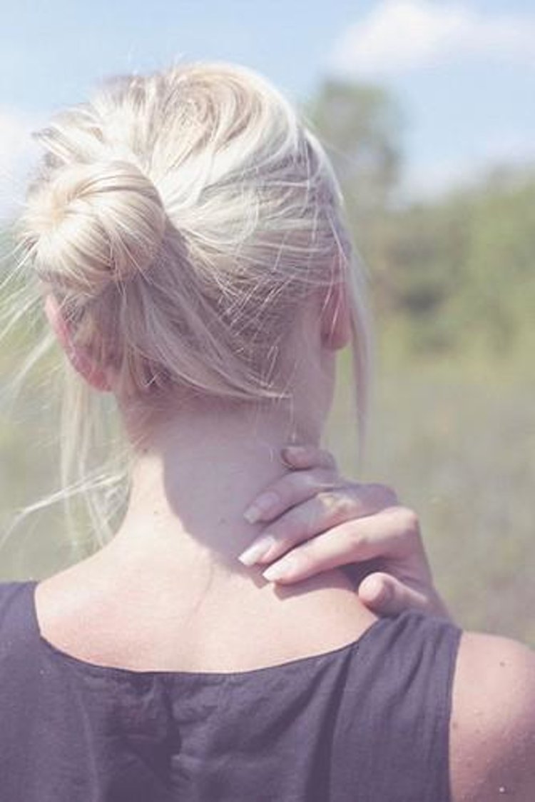 Девушка со спины блондинка с короткими