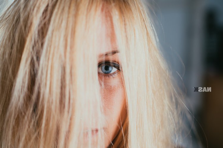 Блондинка с прикрытым лицом