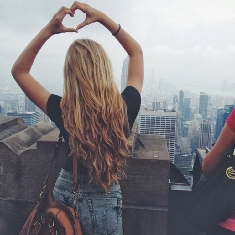 Блондинка с омбре летом со спины