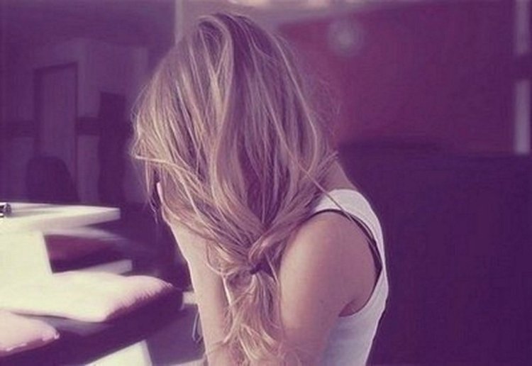 Девушка с закрытым лицом блондинка