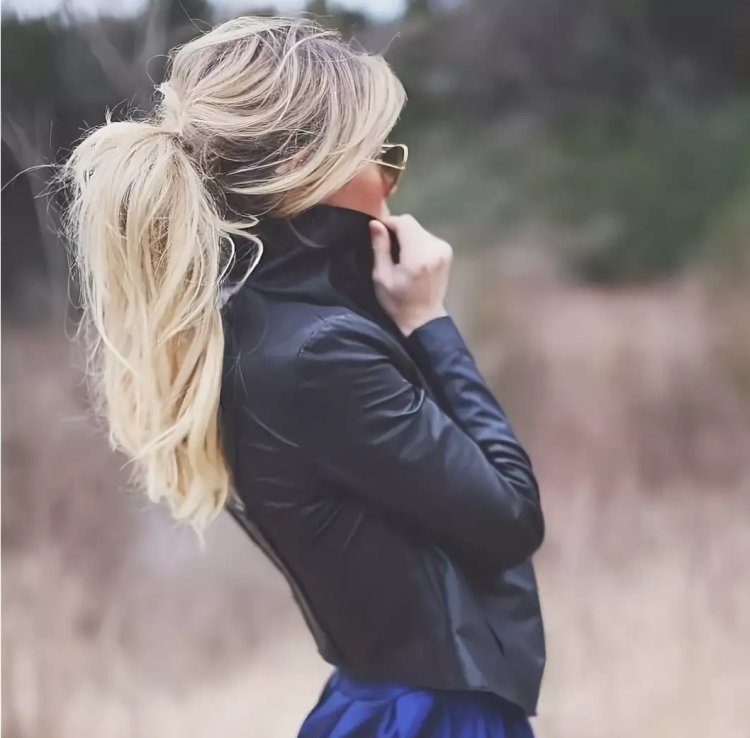 Блондинка в кожаной куртке со спины