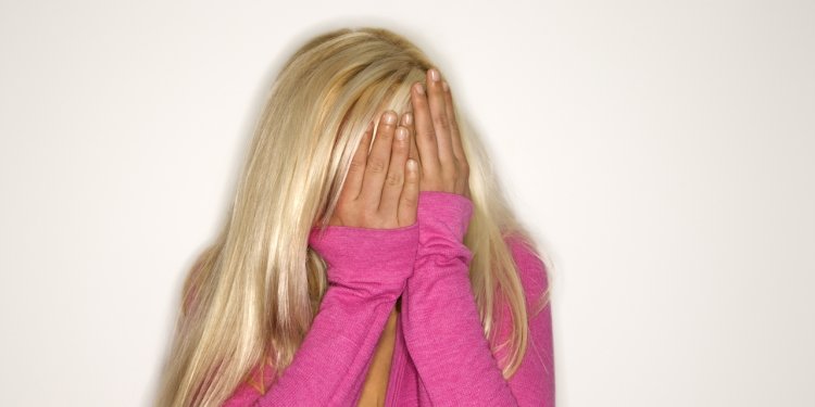 Блондинка с прикрытым лицом