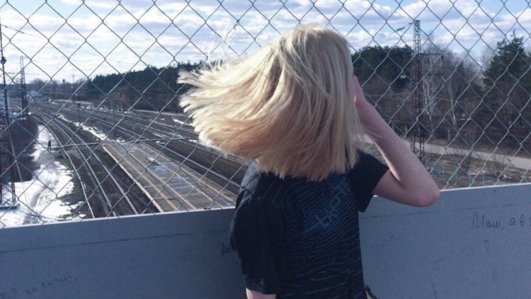 Блондинка с каре без лица