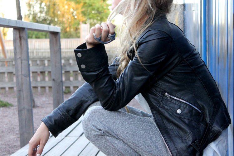 Девушка в кожаной куртке со спины