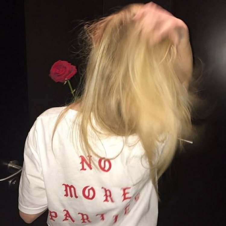 Топовая девочка блондинка