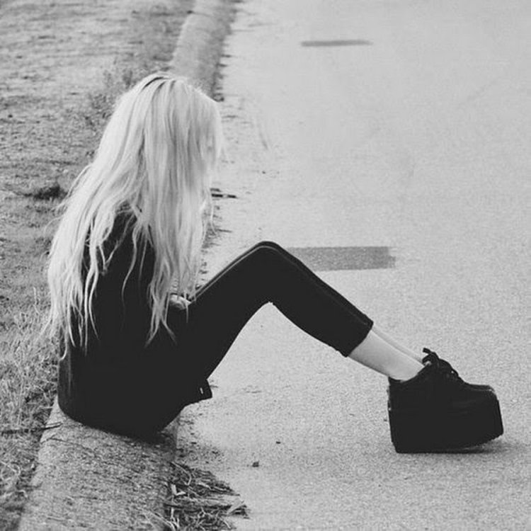 Девушка с белами волосами без лица