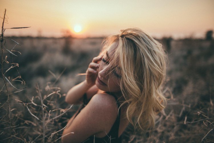 Блондинка с закрытым лицом