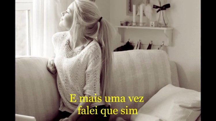 Блондинка на диване со спины