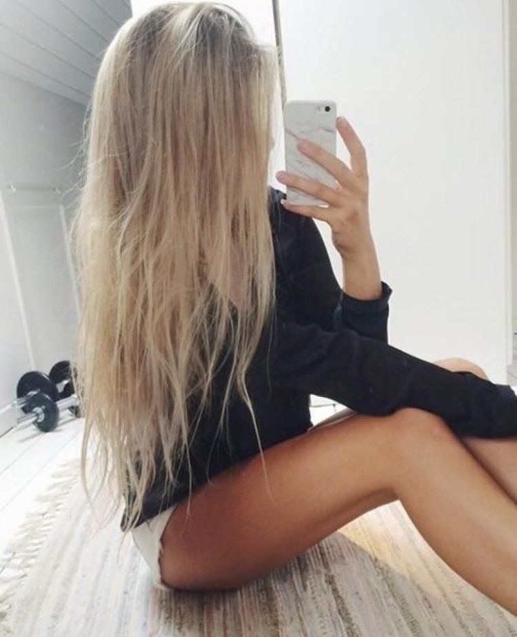 Блондинка с длинными волосами без лица