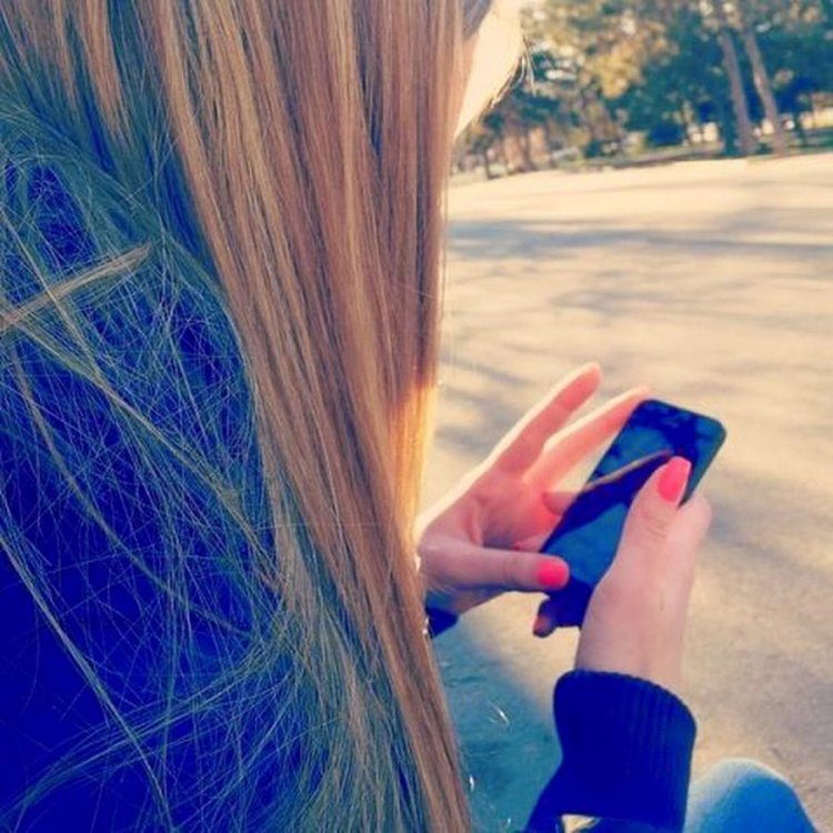 Девушка с русыми волосами не видно лица