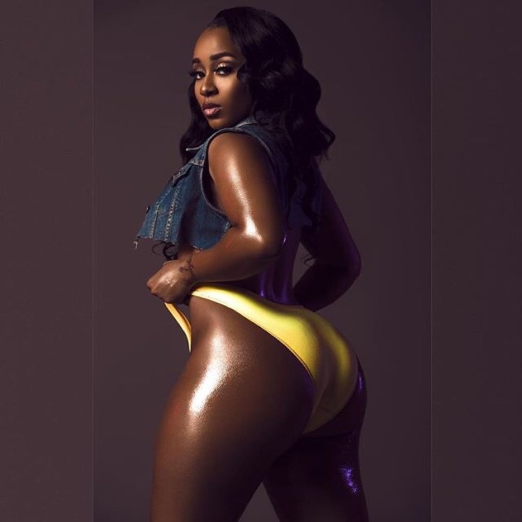 Модель плюс сайз Наоми Бэнкс