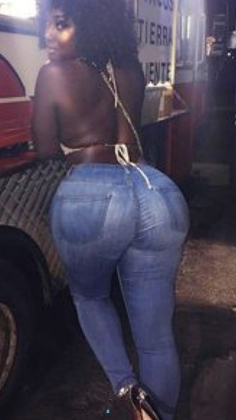 Модель Андреа БИК асс мулатка