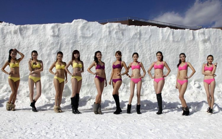 Якутские девушки в купальнике