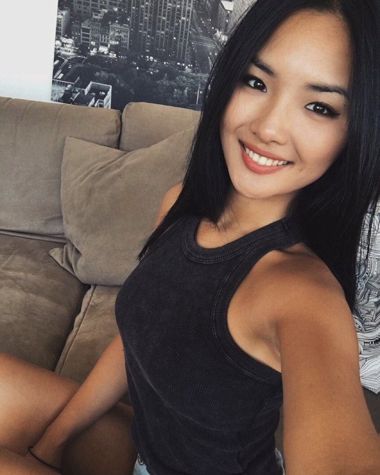 Девушка казашка селфи