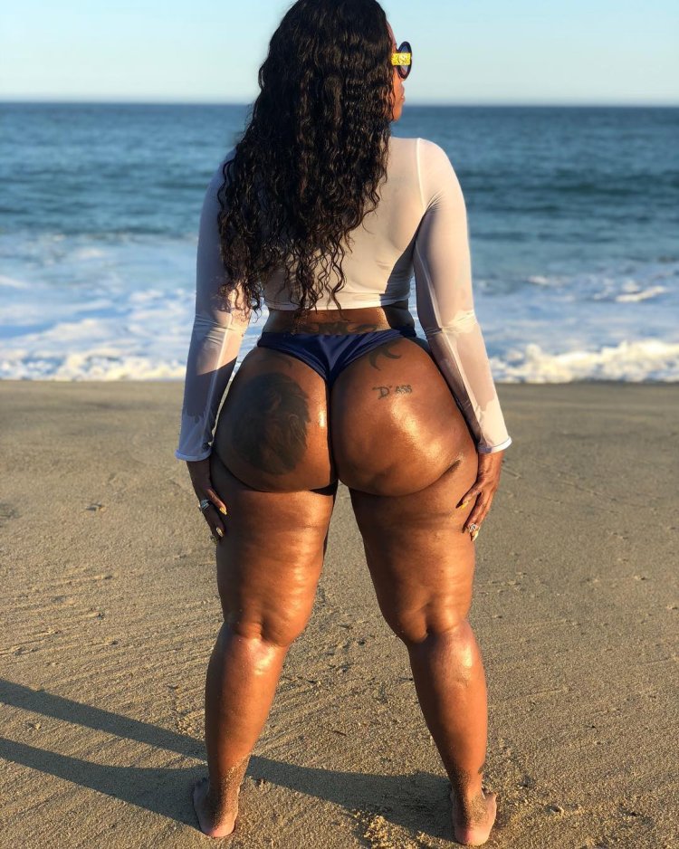 Пышные негритянки в купальниках