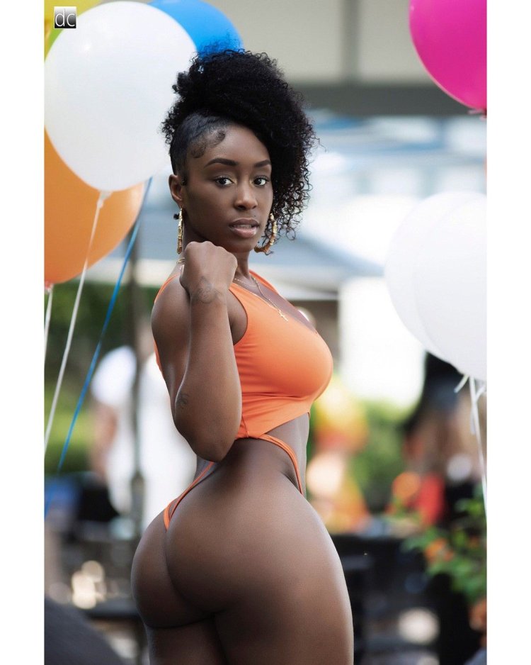 Модель Андреа БИК асс мулатка