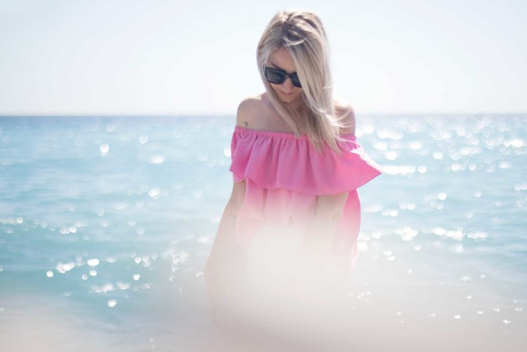 Блондинка на море со спины