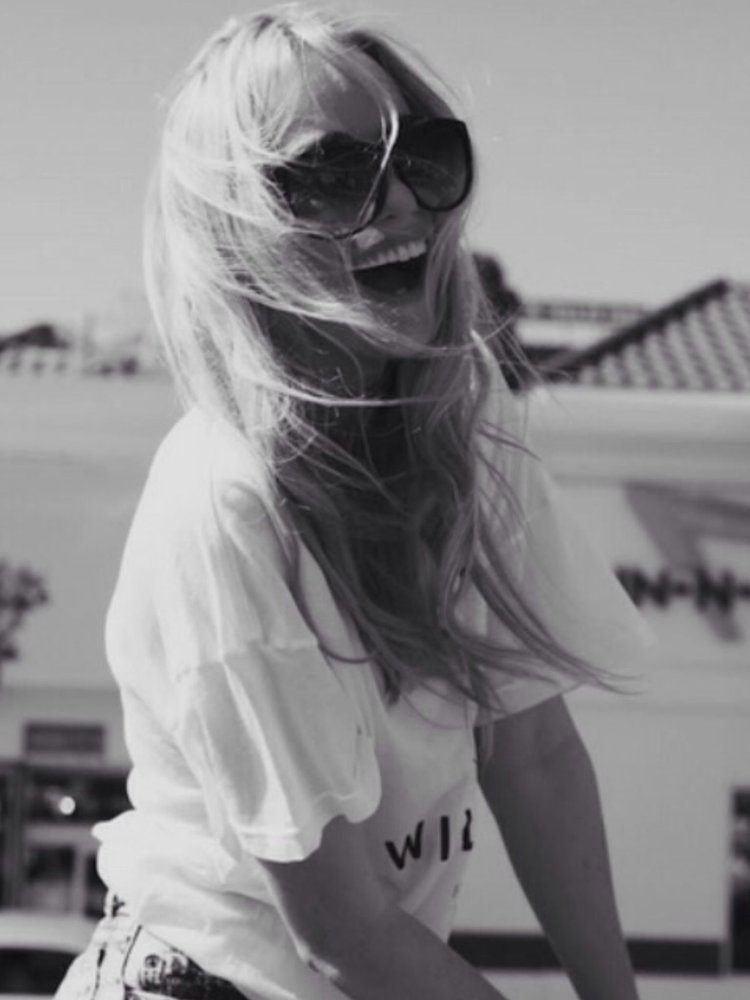 Девушка с белыми волосами в очках