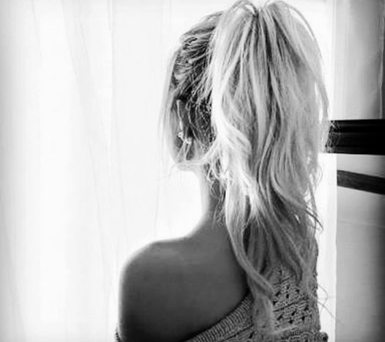 Девушка со спины блондинка