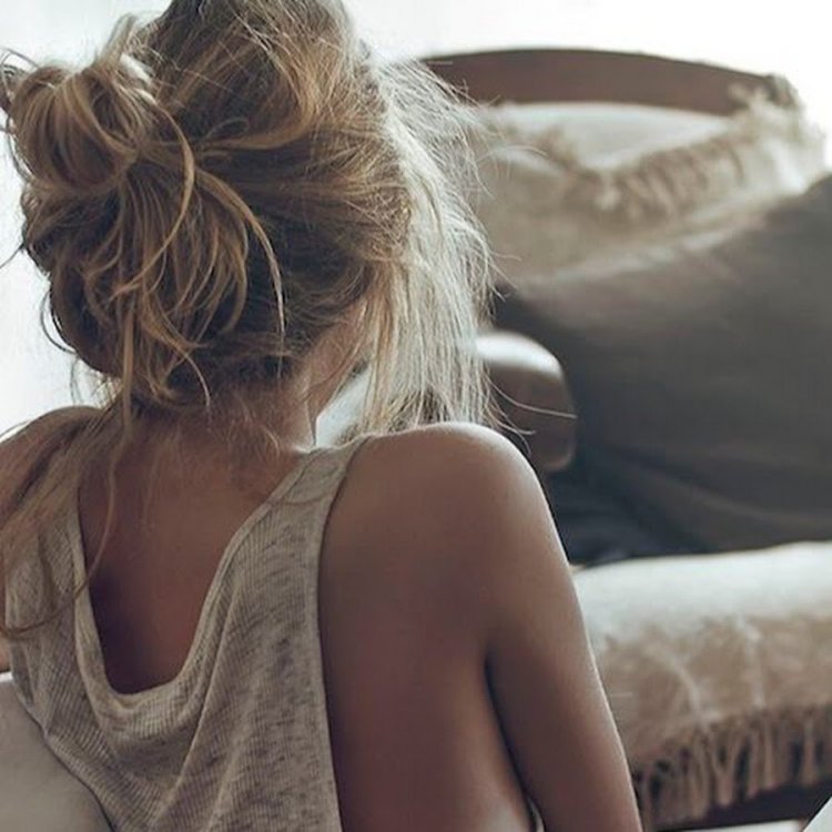 Русоволосая девушка со спины