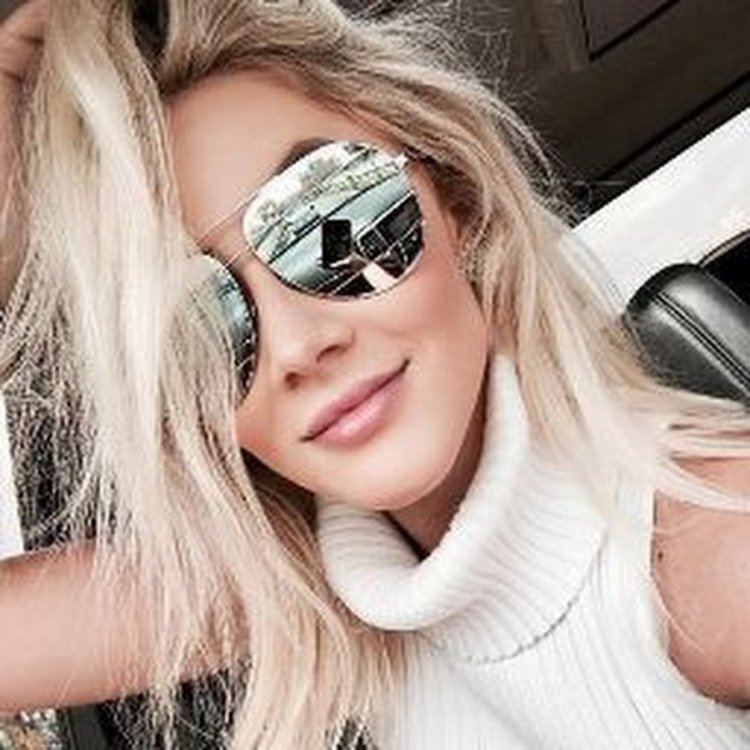 Блондинка в темных очках