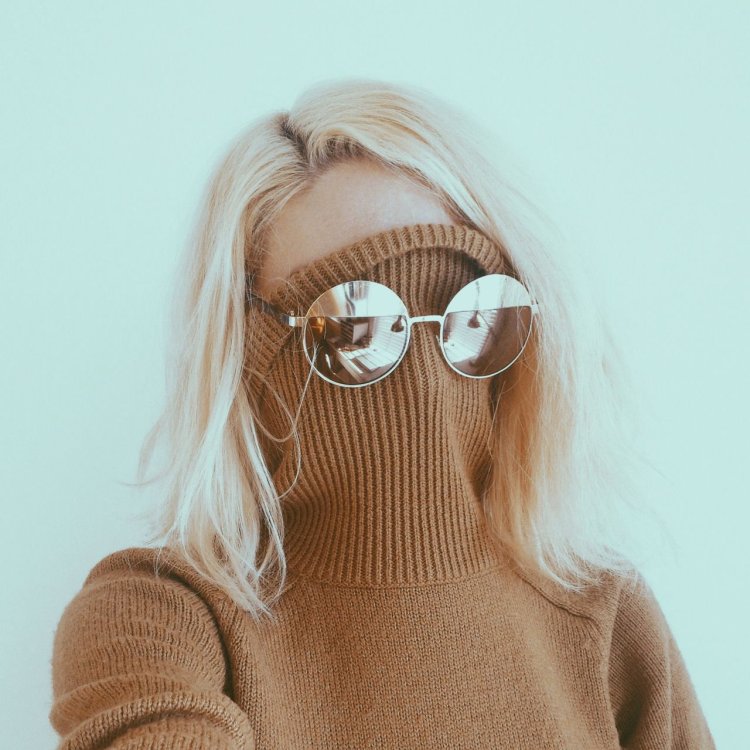 Девушка в очках и свитере