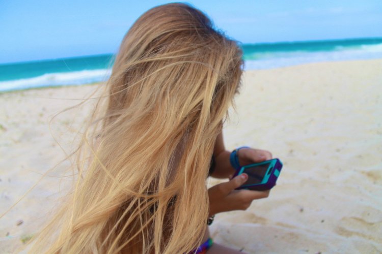 Девушка на море светлые волосы