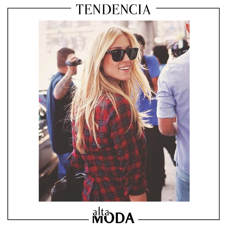 Блондинка в синих очках