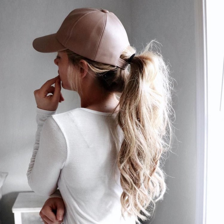 Девушка в белой кепке