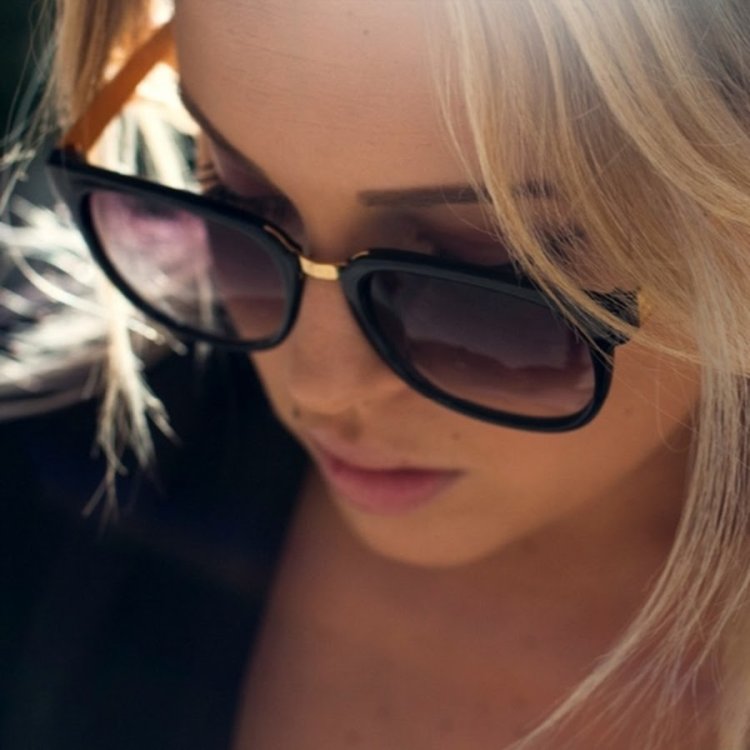 Красивая блондинка в очках