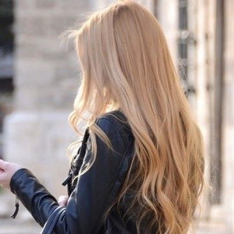 Блондинка с длинными волосами