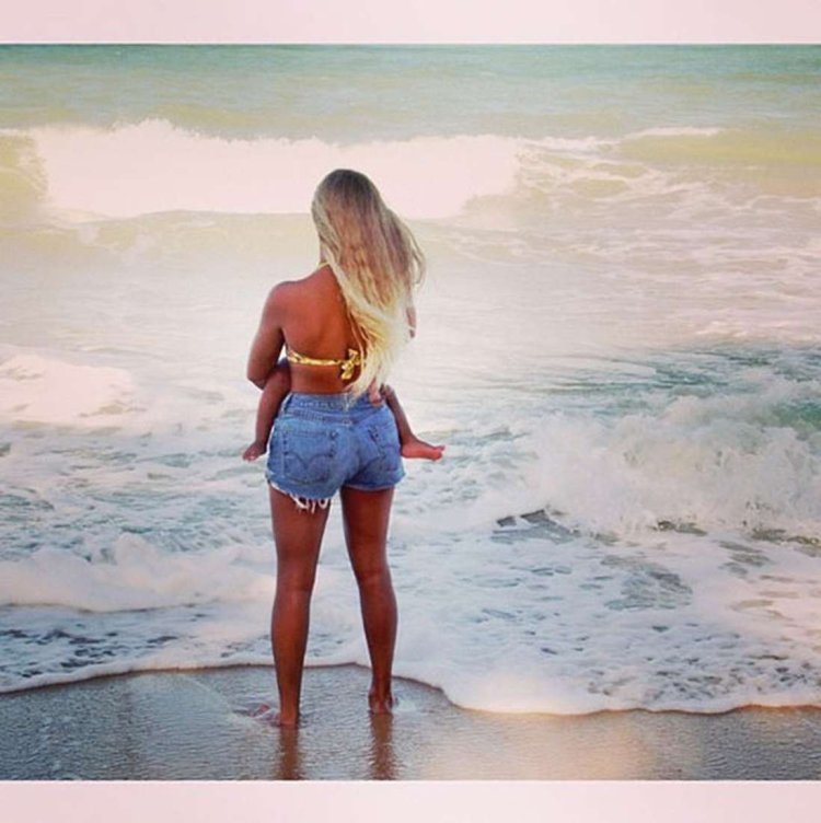 Блондинка на море