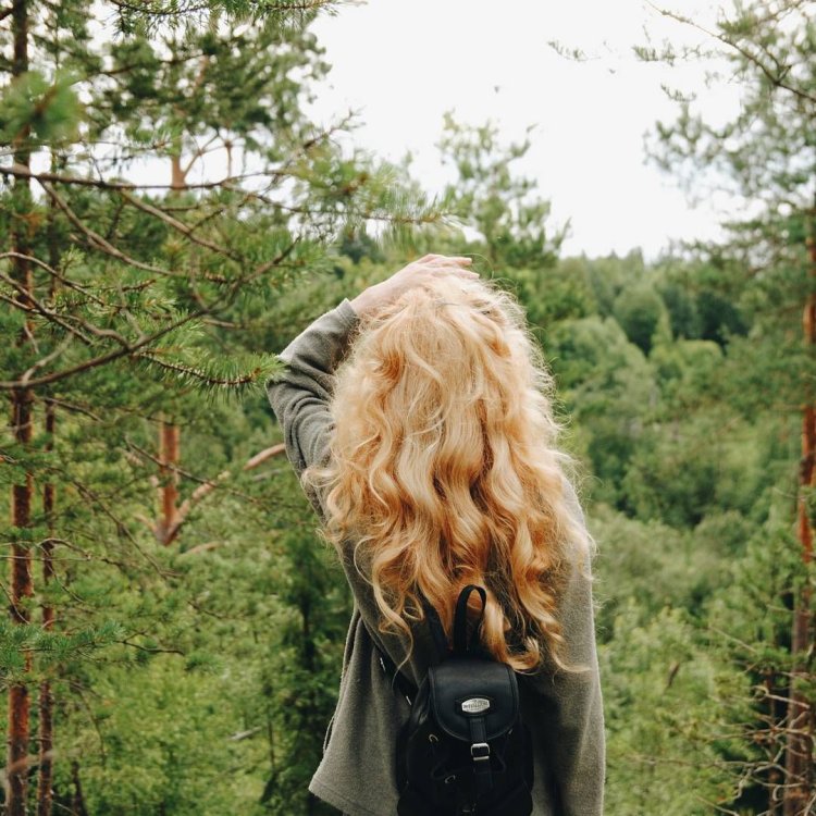 Блондинка с волнистыми волосами со спины