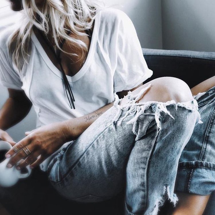 Девушки в порванных джинсах