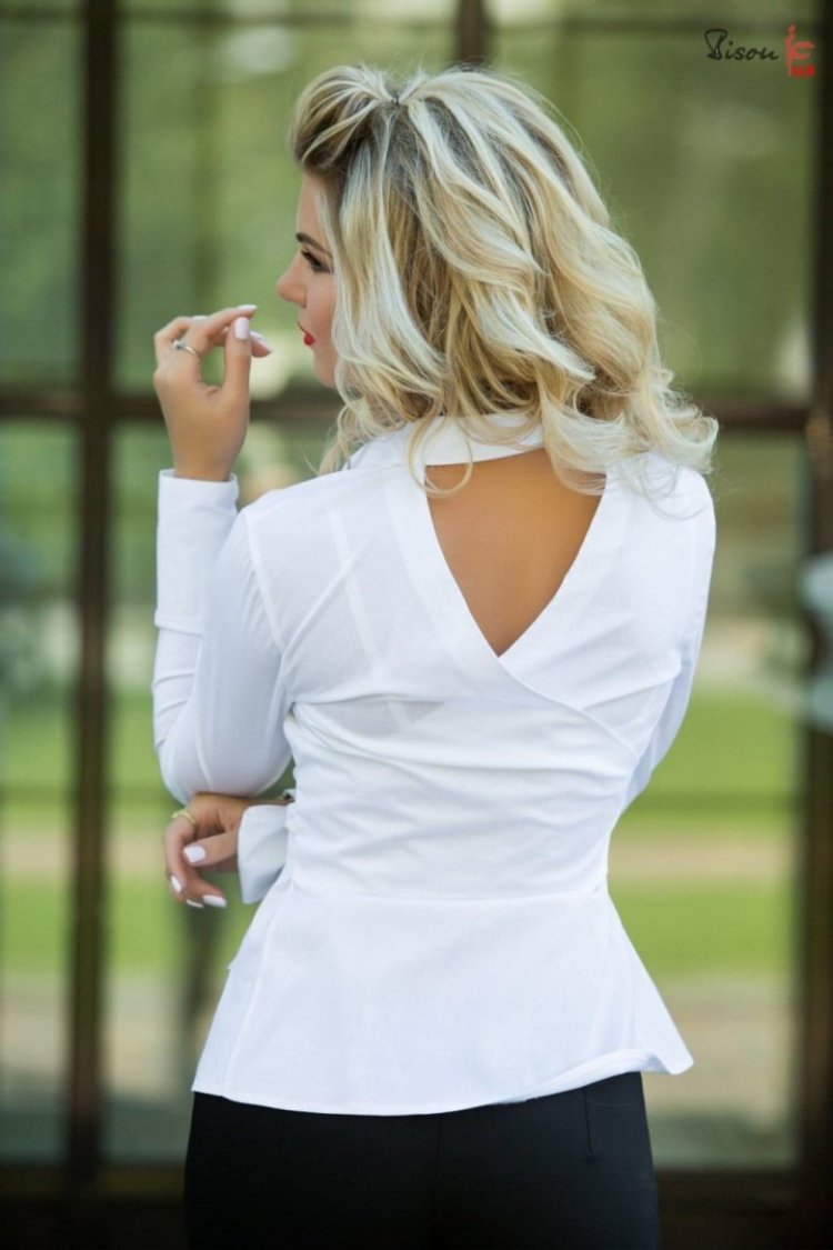 Блондинка в белой рубашке