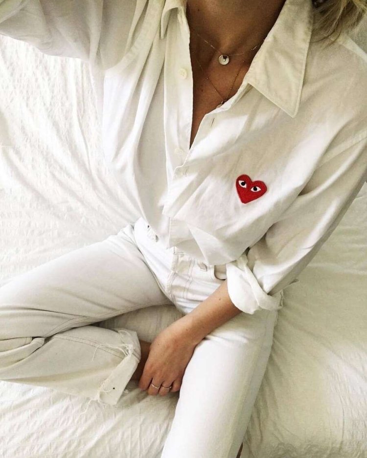 Фотосессия в цветах в белой рубашке