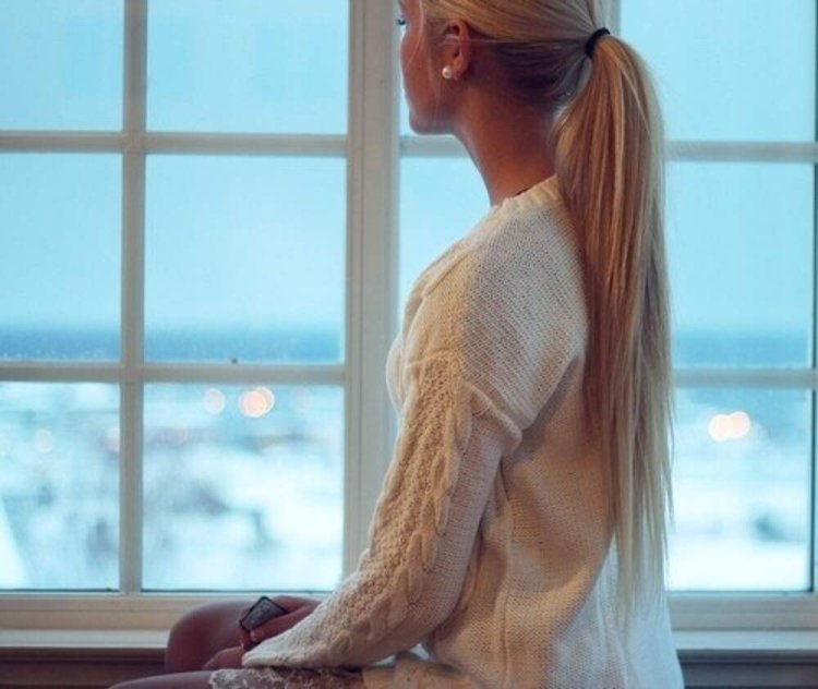 Девушка блондинка со спины