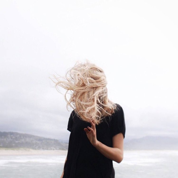 Кудрявая блондинка со спины