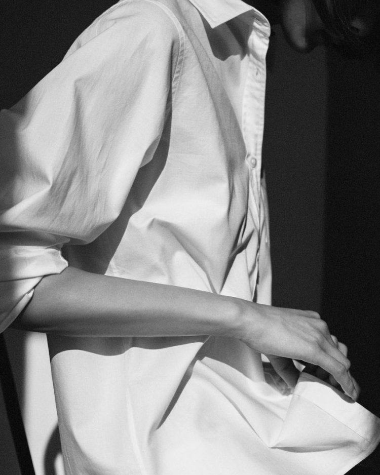 Девушка в белой рубашке