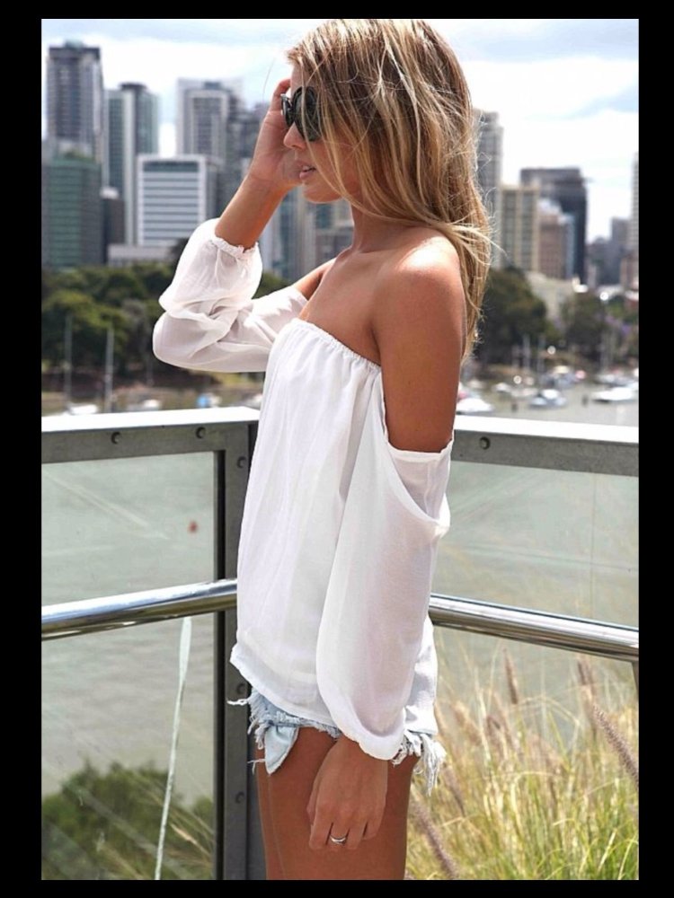 Блондинка в белой рубашке