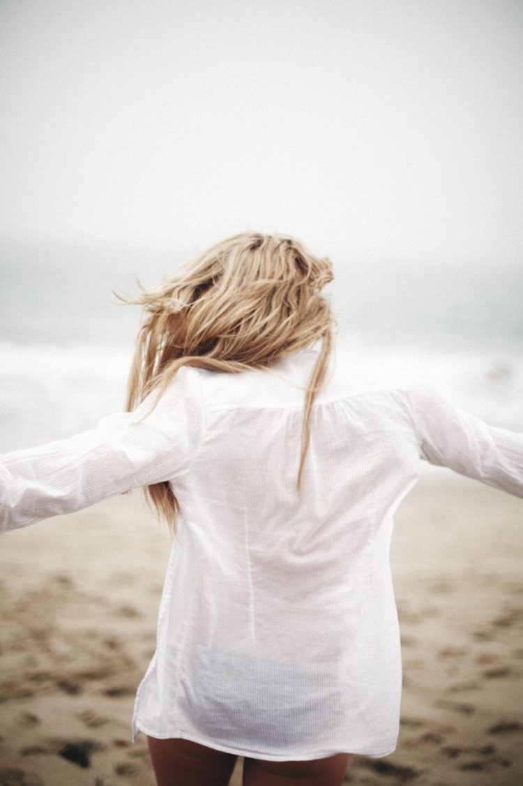 Полная блондинка со спины