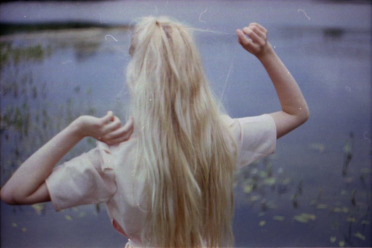 Эстетика длинных волос девушки