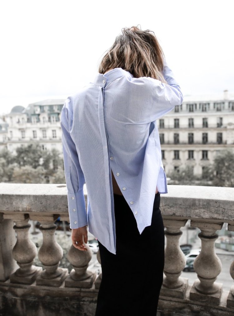 Девушка в рубашке со спины