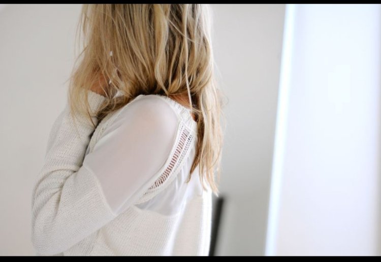 Женщина блондинка со спины