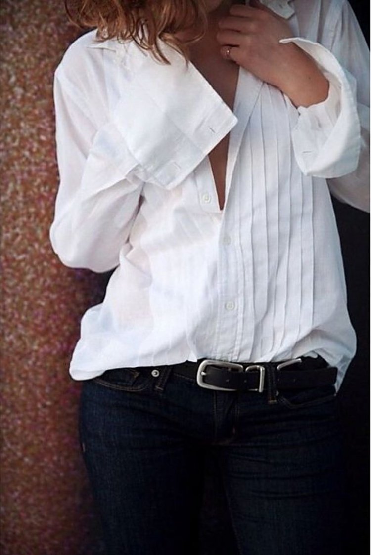 Девушка в мужской рубашке