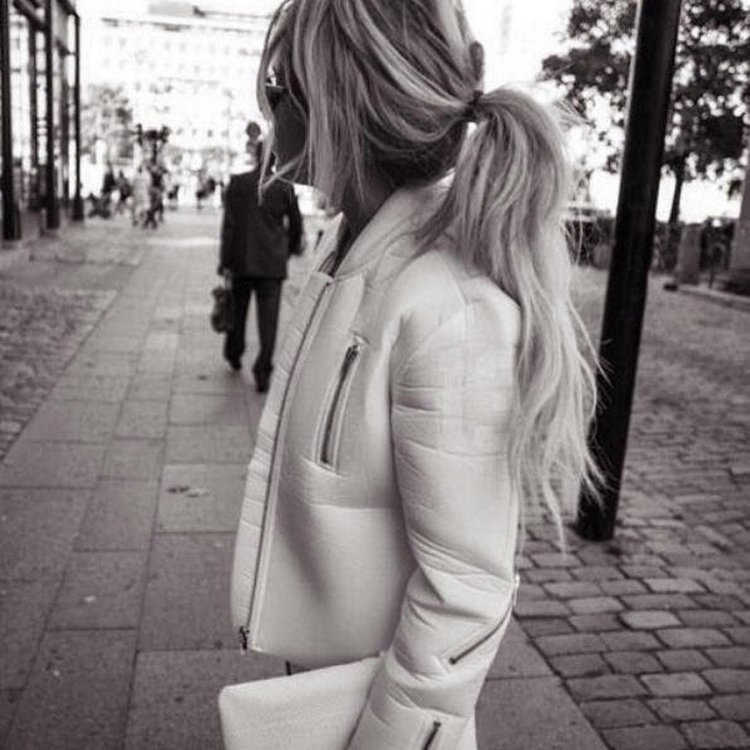 Блондинка в куртке со спины