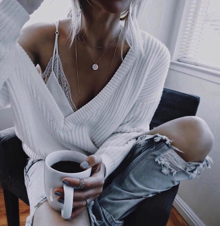 Блондинка с чашкой кофе