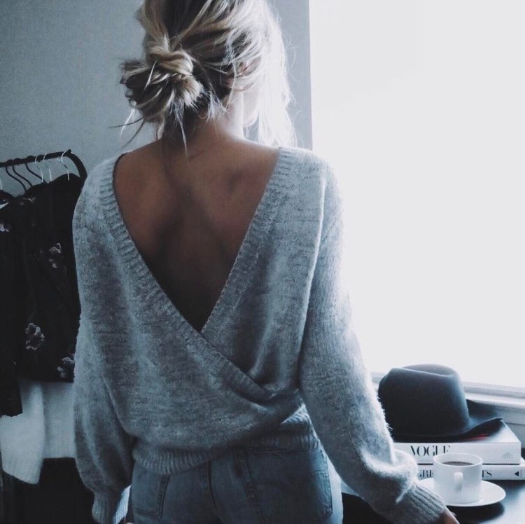 Свитер с открытой спиной