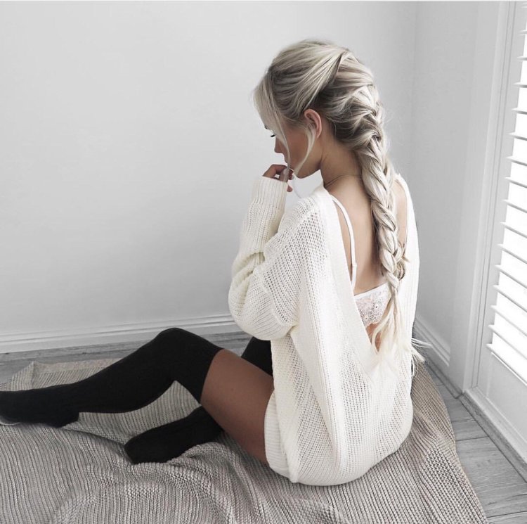 Блондинка с косой